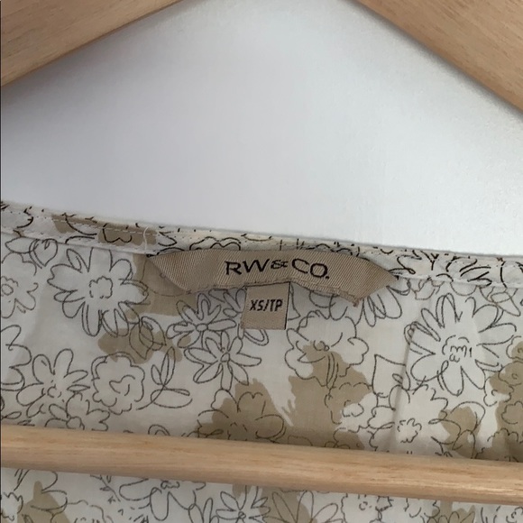 ⭐️3/$30 - Flowery top - Picture 5 of 5